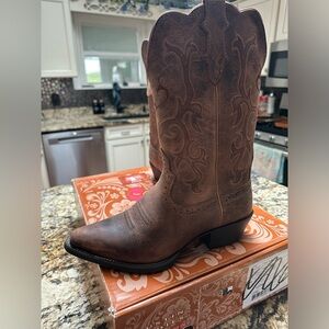 Women’s Justin’s brown leather cowboy boots size 8.5